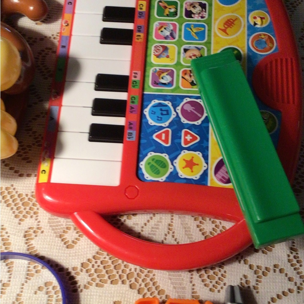LOT OF RANDOM TOYS - Picture 3 of 9